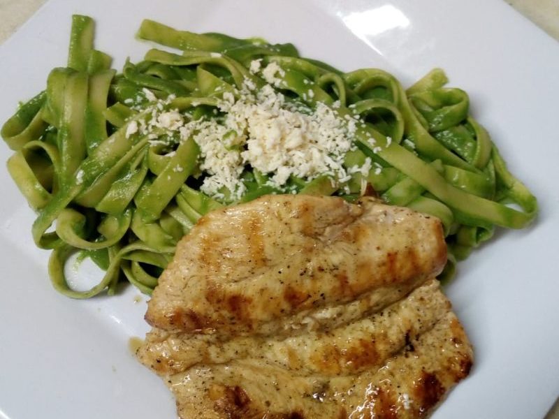 fetuccini al pesto con pollo a la parrilla